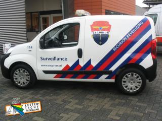 Bus plakken Beveiligingsbedrijf, voorzien van snijtekst en full colour wrap.